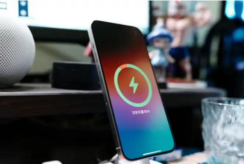 清城苹果15换屏服务分享用什么充电器给iPhone15充电更好 